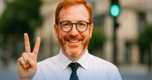 Uomo sorridente mostra due dita – simbolo della possibilità di valutare un'estinzione anticipata della cessione del quinto