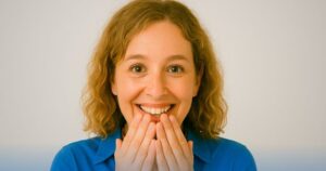 Donna sorpresa e sorridente – scopre quanti soldi può ottenere con la Cessione del Quinto.