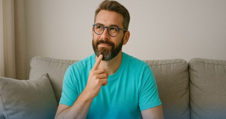 Uomo riflessivo seduto sul divano – valuta con attenzione la simulazione per estinguere anticipatamente un prestito.