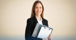 Donna in abito professionale con documenti e cartellina in mano, simbolo di lavoratrice dipendente in attesa della quattordicesima 2025