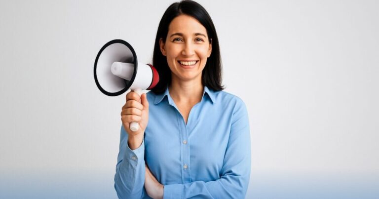 Donna sorridente con megafono in mano, simbolo di comunicazione istituzionale NoiPA che informa i dipendenti pubblici riguardo opportunità di credito agevolato