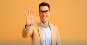 Uomo con occhiali alza la mano simboleggiando il numero cinque, segno di cinque motivi per cui richiedere un prestito in convenzione noipa per dipendenti pubblici.