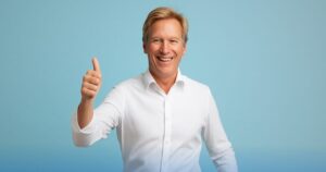 Uomo sorridente mostra il pollice alzato, simbolo del rimborso fiscale 730/2025 in arrivo e della possibilità di richiedere una Cessione del quinto o un prestito in convenzione NoiPA.
